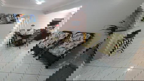 Apartamento 03 dormitórios, 50m do mar para 9 pessoas