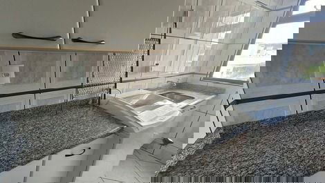 Apartamento 03 dormitórios, 50m do mar para 9 pessoas