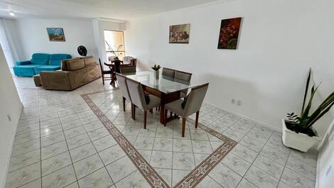 Spacious beachfront apartment in Meia Praia - Itapema