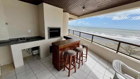Spacious beachfront apartment in Meia Praia - Itapema