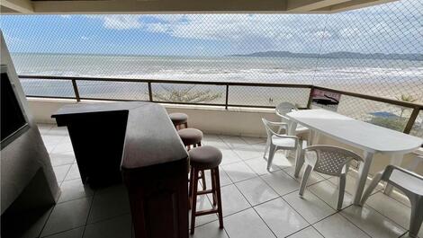 Spacious beachfront apartment in Meia Praia - Itapema