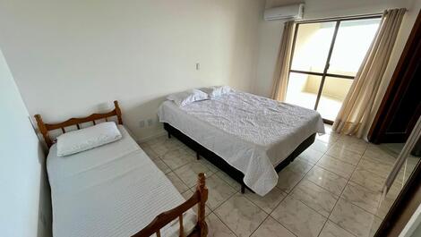 Spacious beachfront apartment in Meia Praia - Itapema