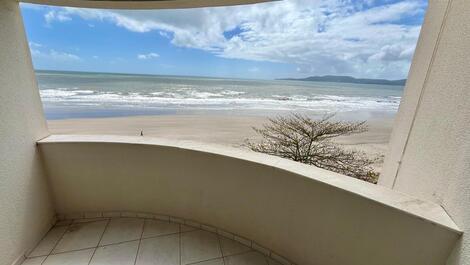 Spacious beachfront apartment in Meia Praia - Itapema