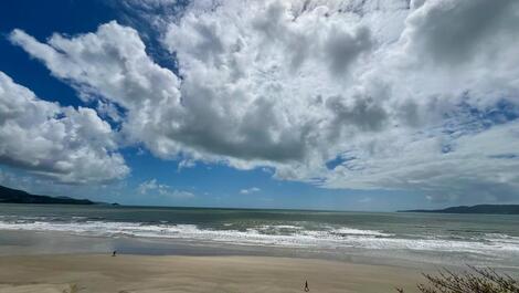Spacious beachfront apartment in Meia Praia - Itapema