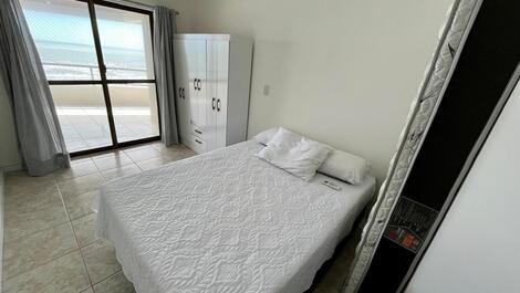 Spacious beachfront apartment in Meia Praia - Itapema