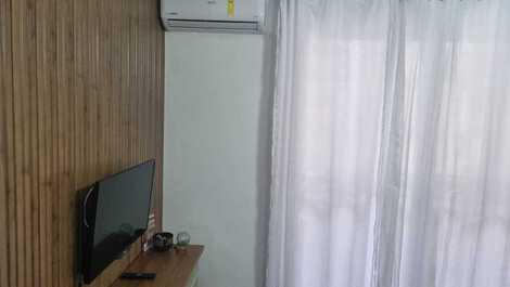 APTO DE 2 DORMITÓRIOS, 3 AR. ÓTIMO LUGAR PARA PASSAR AS FÉRIAS.