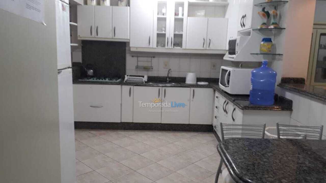 Apartamento para aluguel de temporada em Itapema (Meia Praia)