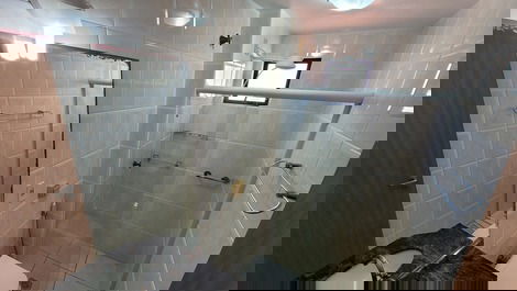 Cobertura duplex com piscina na Praia de Bombas para 7 pessoas