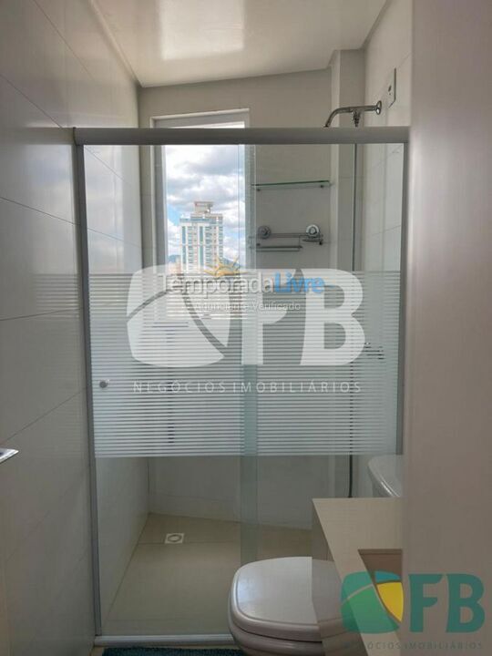 Banheiro da suite Apartment for vacation rental in Itapema (Meia Praia)