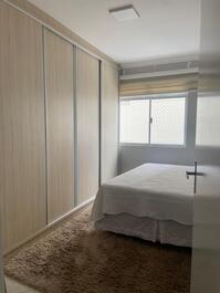 Apto espaçoso e confortável em Meia-Praia!