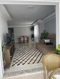 Apto espaçoso e confortável em Meia-Praia!