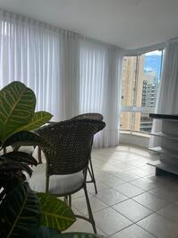 Apto espaçoso e confortável em Meia-Praia!