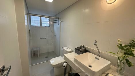 TEMPORADA - APARTAMENTO DE 3 HABITACIONES EN EL CENTRO DE BALNEARIO CAMBORIU