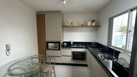 TEMPORADA - APARTAMENTO DE 3 HABITACIONES EN EL CENTRO DE BALNEARIO CAMBORIU