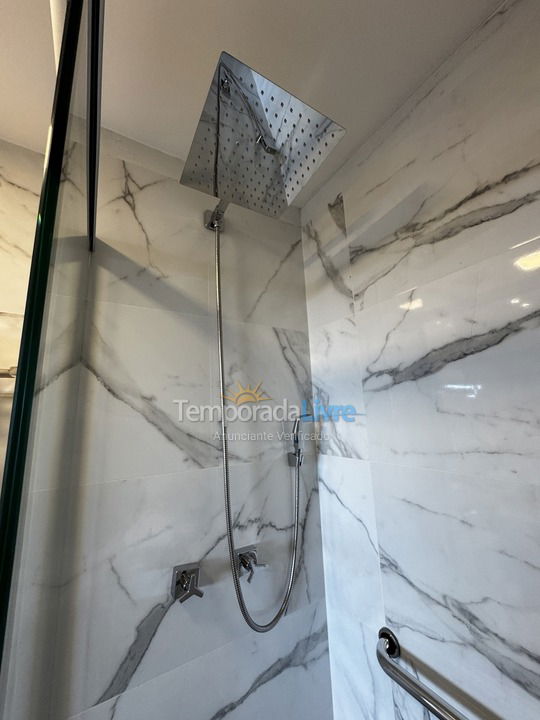 Chuveiro grande com ducha Apartamento para aluguel de temporada em Porto Alegre (Petropolis)