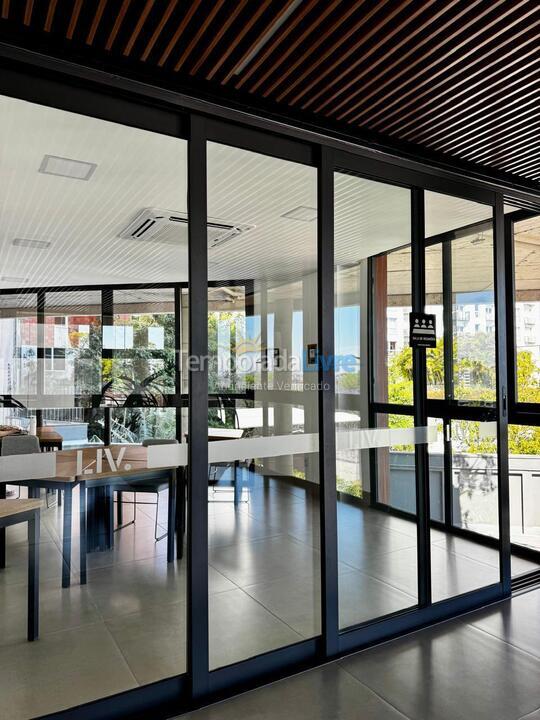 Sala de reuniões Apartamento para aluguel de temporada em Porto Alegre (Petropolis)