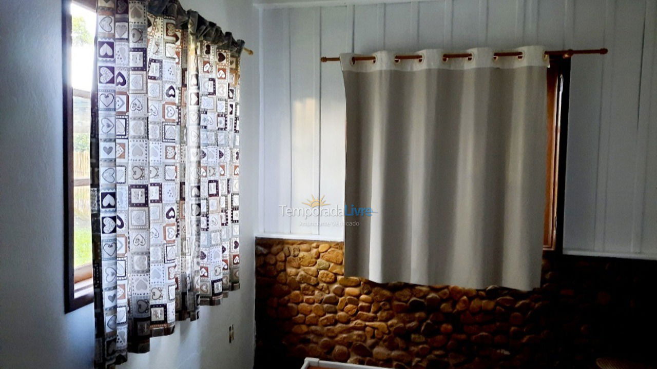 Quarto 01 🌺 Casa para aluguel de temporada em Palhoça (Guarda do Embaú)