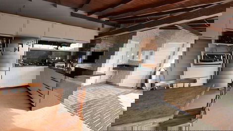 Cozinha com churrasqueira + 2 banheiros