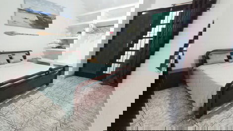 Visão quarto com tela anti-moaquitos e saída para área quintal/lavanderia