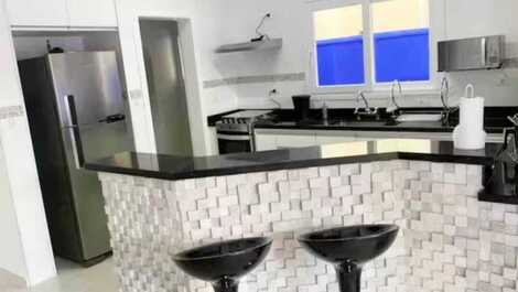 Hermosa casa en condominio disponible para alquiler.