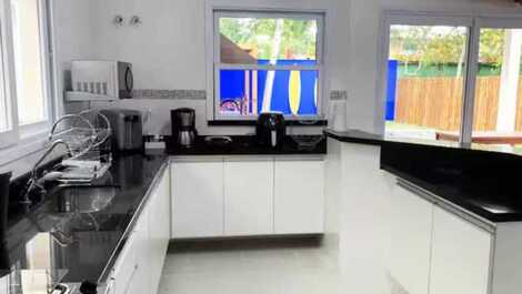 Hermosa casa en condominio disponible para alquiler.