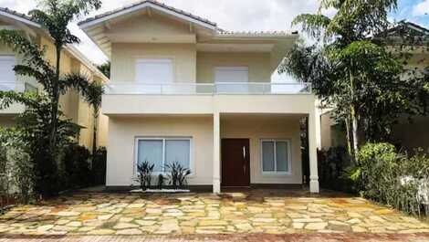Hermosa casa en condominio disponible para alquiler.