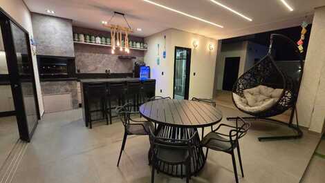 Sobrado Alto padrão com piscina aquecida em Itapoá-SC.