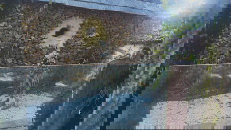 Casa de pedra, ícone da vila