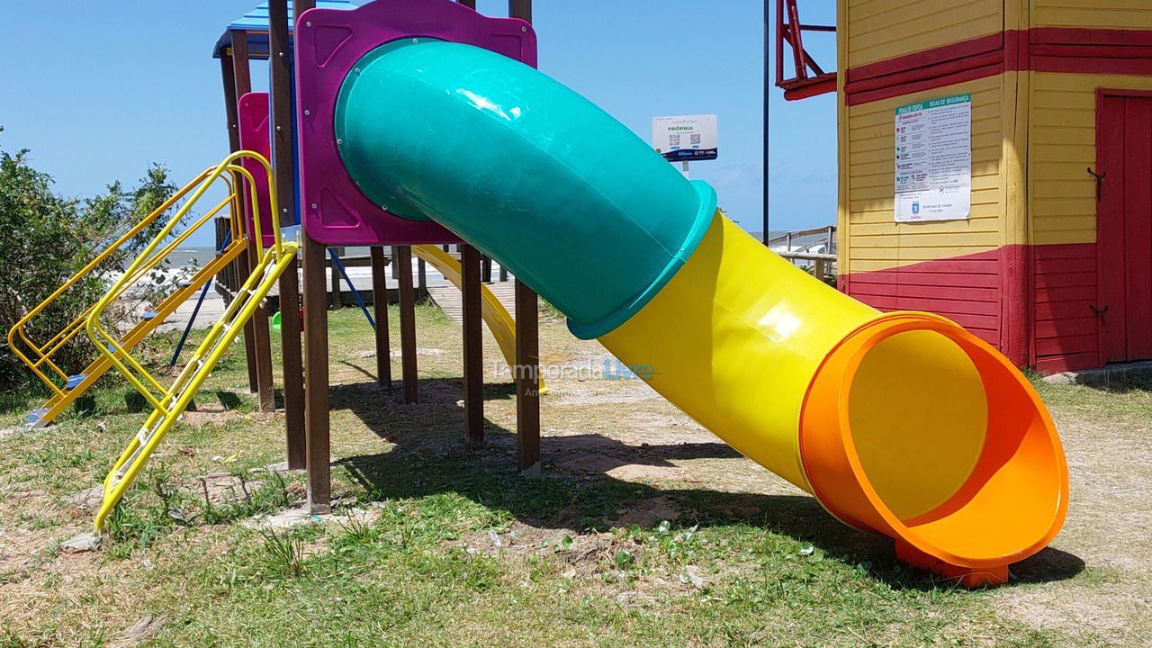 Parquinho em frente a orla Apartamento para aluguel de temporada em Itapoá (Balneário Rio Gracioso)