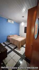 Quarto 1, com ar condicionado, 1 cama box casal e 1 cama de solteiro e mais 2 colchoes extras.