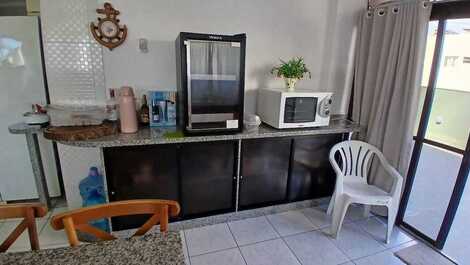 Apartamento com ampla sacada a 120m da praia