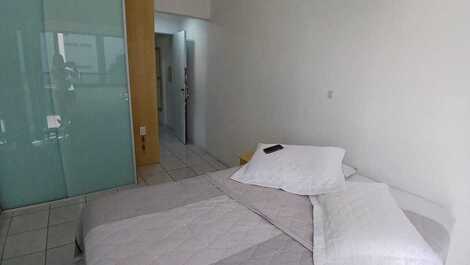 Apartamento com ampla sacada a 120m da praia