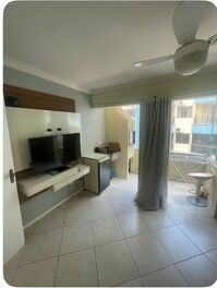 Lindo apartamento quadra mar, região central Meia Praia