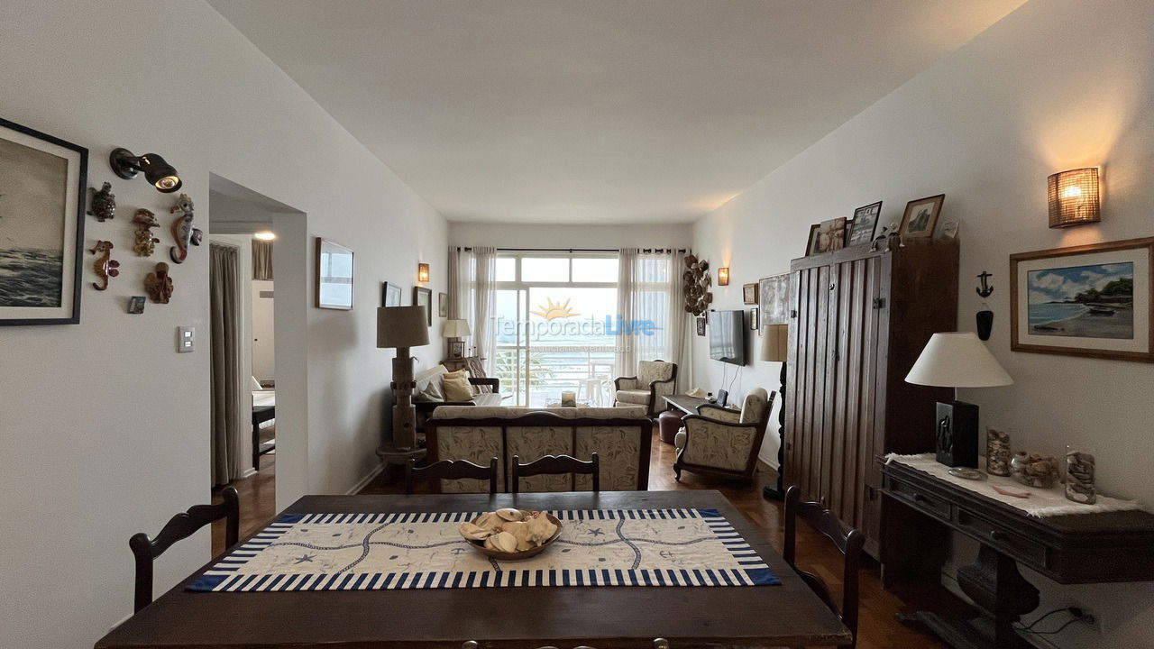 Sala de jantar e tv visto da cozinha  Apartamento para aluguel de temporada em Guarujá (Pitangueiras)