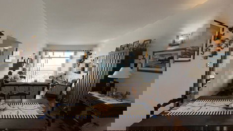 Sala de jantar e tv visto da cozinha