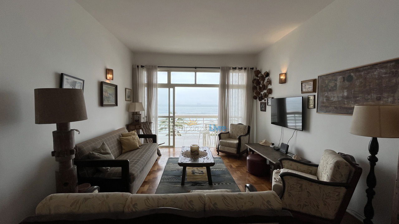 Sala de tv visto da sacada Apartamento para aluguel de temporada em Guarujá (Pitangueiras)