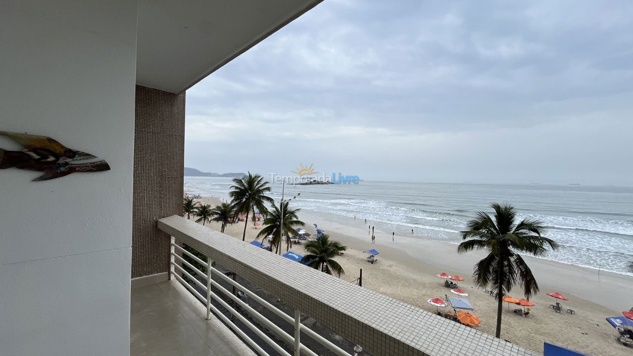 Vista da sacada para a praia da enseada Apartamento para aluguel de temporada em Guarujá (Pitangueiras)