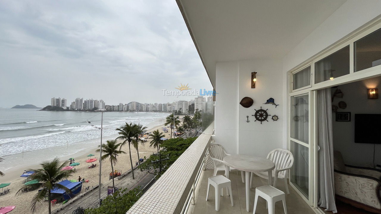 Vista da sacada para a praia das astúrias  Apartamento para aluguel de temporada em Guarujá (Pitangueiras)