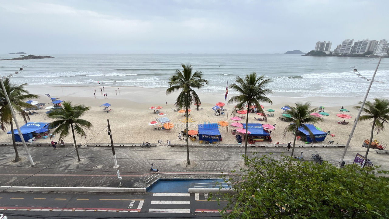 Vista para o calçadão  Apartamento para aluguel de temporada em Guarujá (Pitangueiras)