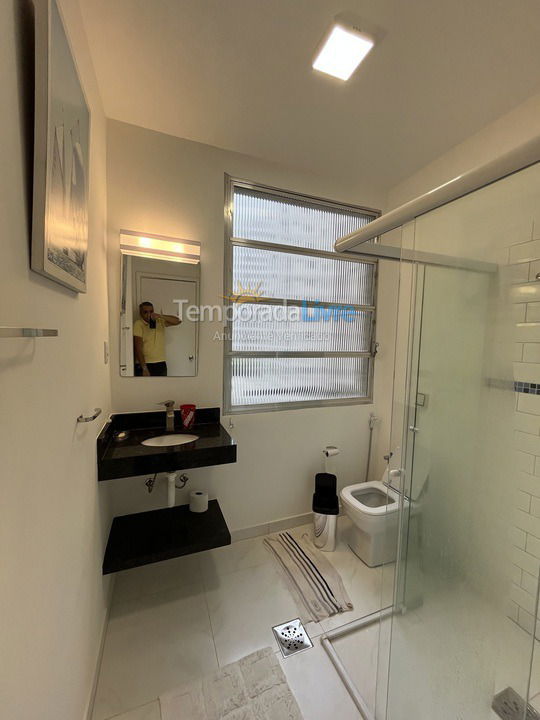 Primeiro banheiro  Apartamento para aluguel de temporada em Guarujá (Pitangueiras)