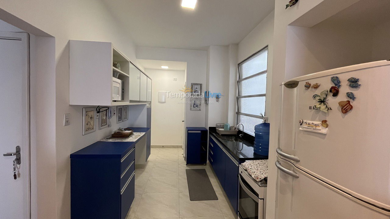 Cozinha visto da sala de jantar  Apartamento para aluguel de temporada em Guarujá (Pitangueiras)