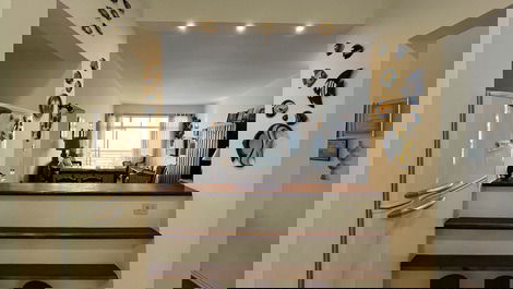 Cozinha vista para a sala de jantar e tv