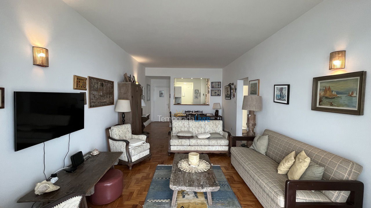 Sala de tv e jantar visto da sacada  Apartamento para aluguel de temporada em Guarujá (Pitangueiras)