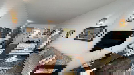 Sala de tv e jantar visto da sacada