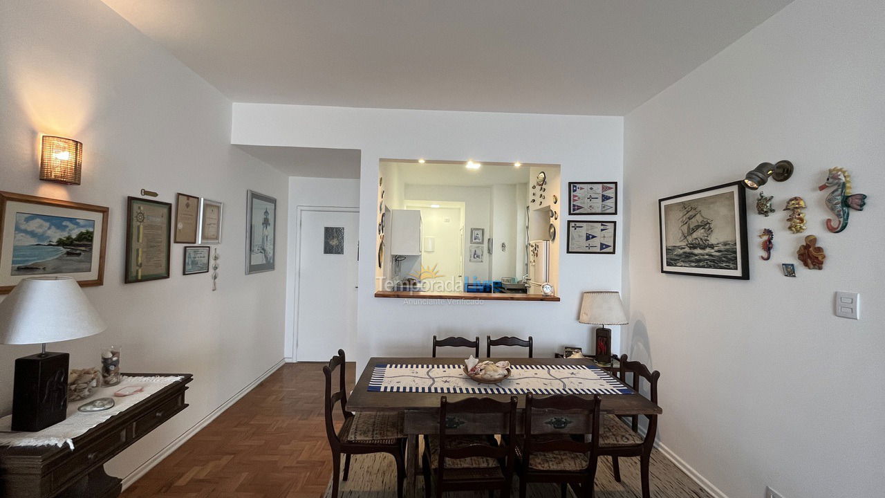 Sala de jantar visto da sacada  Apartamento para aluguel de temporada em Guarujá (Pitangueiras)