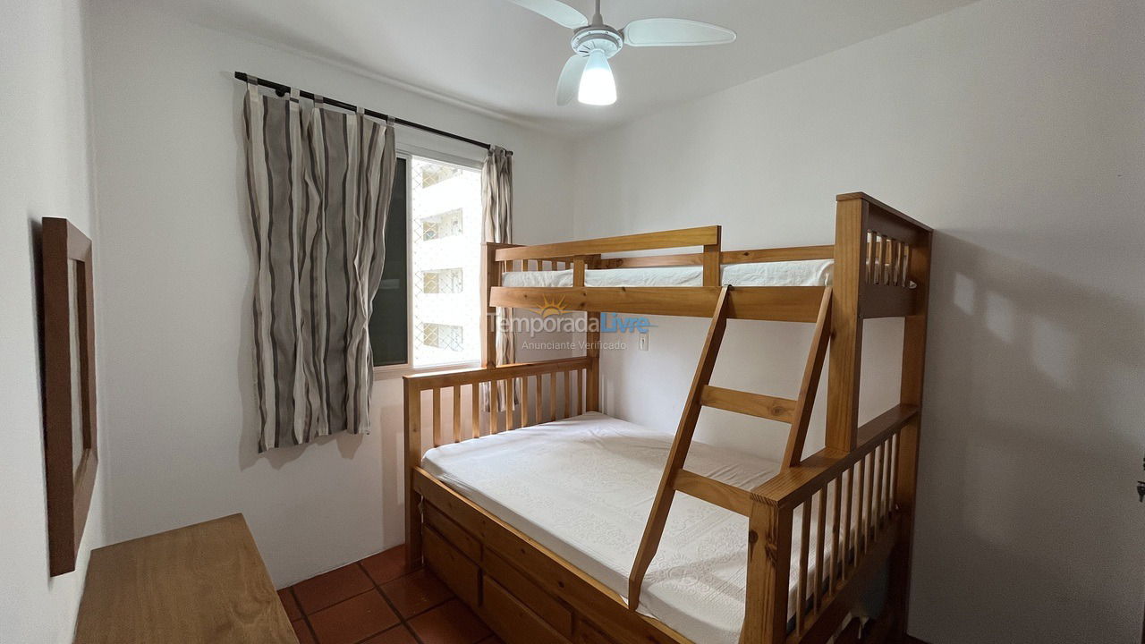 Primeiro quarto com treliche cama de casal e duas solteiro  Apartamento para aluguel de temporada em Guarujá (Pitangueiras)