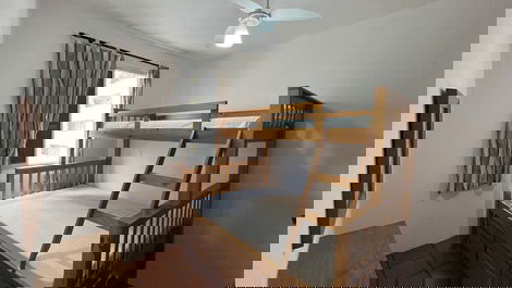 Primeiro quarto com treliche cama de casal e duas solteiro