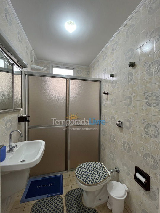Primeiro banheiro  Apartamento para aluguel de temporada em Guarujá (Pitangueiras)