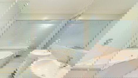 Apartment for rent in front of the sea with 4 suites in the center of Itapema