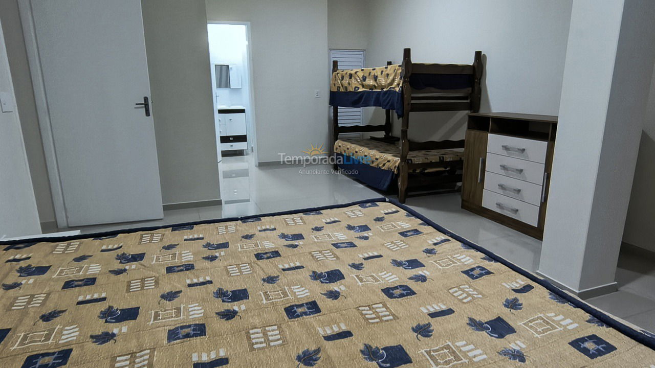 Suíte 1 Apartamento para aluguel de temporada em Itapema (Meia Praia)